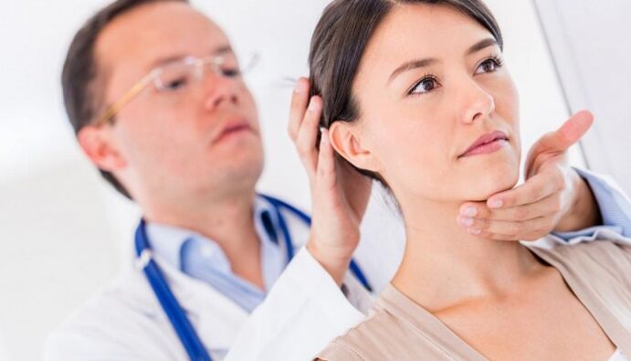 zdravnik pregleda bolnika z bolečinami v vratu