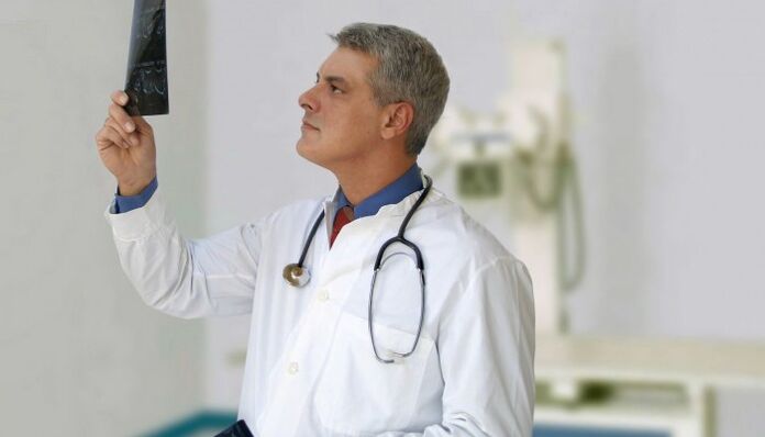zdravnik pregleda rentgensko slikanje za diagnosticiranje bolečine v vratu