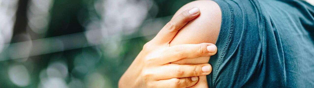 Artrozo ramenskega sklepa spremljajo bolečine in nelagodje v predelu ramen